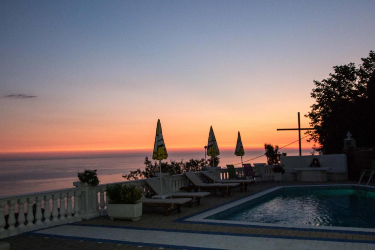 Paradise Lukova Hotel Exterior photo