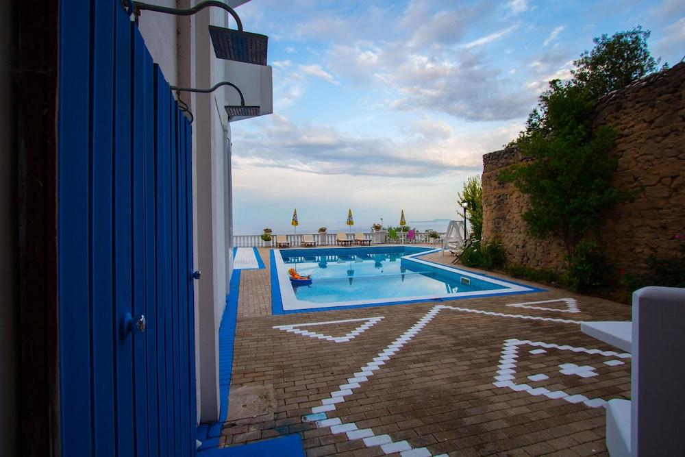 Paradise Lukova Hotel Exterior photo