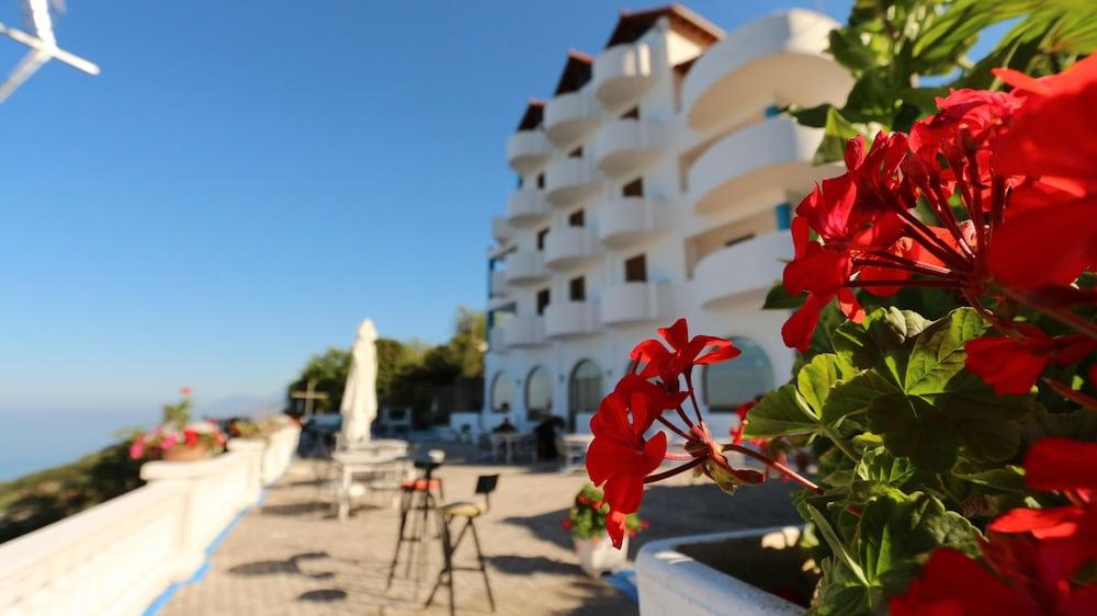 Paradise Lukova Hotel Exterior photo